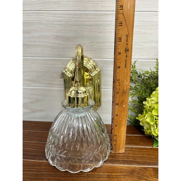 Vintage Brass Hollywood Wall Sconce Light with Scalloped Glass Shade - Picture 10 of 10